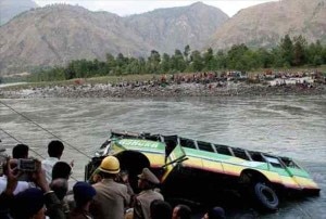Il-pullman-finito-nel-fiume-nellHimalaya-indiano-Photo-kashmirmonitor.org_-300x202.jpg