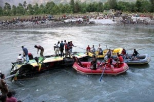 Il pullman finito nel fiume nell'Himalaya indiano (Photo www.thehindu.com)