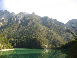 Lago-De-La-Stua-Val-Canzoi-Photo-GFS-Wikipedia-300x225.jpg