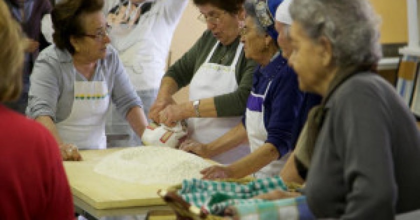 Lezione-di-cucina-intergenerazionale-tenutasi-a-Gubbio-Photo-courtesy-Facebook.com_-300x211.jpg