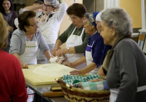 Lezione-di-cucina-intergenerazionale-tenutasi-a-Gubbio-Photo-courtesy-Facebook.com_-300x211.jpg