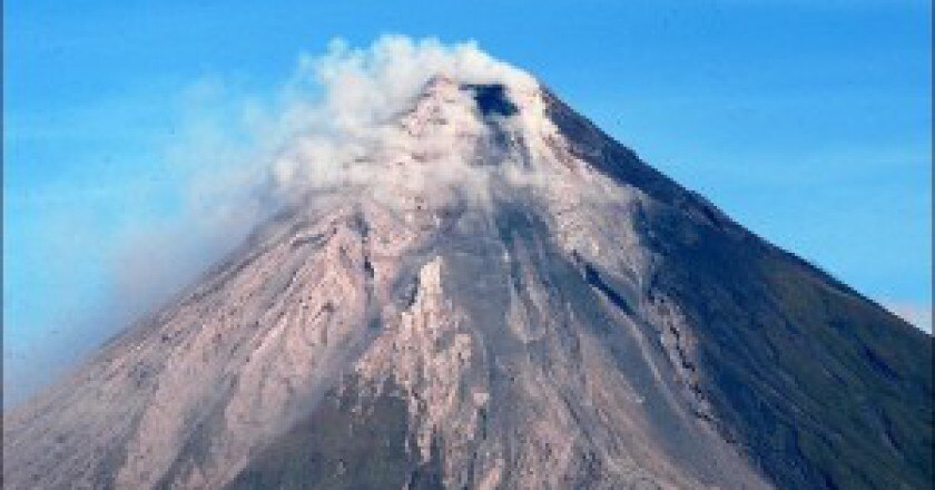 Mayon-photo-courtesy-news.bbc_.co_.uk_-300x200.jpg