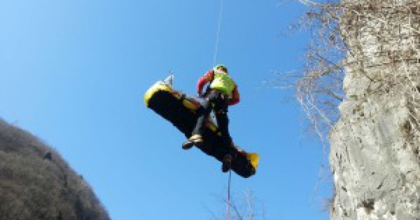 Operazione-del-soccorso-alpino-veneto-Il-recupero-del-rocciatore-ferito-da-parte-del-Soccorso-Alpino-Photo-courtesy-of-Cnsas-Veneto-300x224.jpg