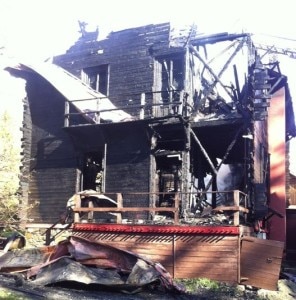 Rifugio-città-di-casale-distrutto-dalle-fiamme-Photo-courtesy-aostasera.it_-296x300.jpg
