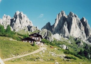 Rifugio_Città_di_Carpi-Cadini-di-Misurina-Photo-courtesy-Wikipedia.org_-300x210.jpg