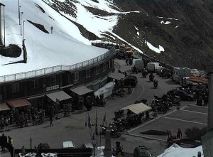 Il passo dello Stelvio appena riaperto è già popolato da automobili e motociclette (Photo courtesy of webcam.popso.it)