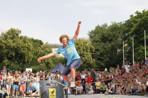 Slacklining nella città di Monaco (Photo Henning Schlotmann courtesy of commons.wikimedia.org)