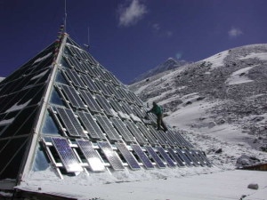 Il Laboratorio-Osservatorio Piramide dell'Everest: in primo piano i pannelli fotovoltaici