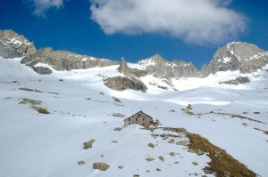 Panoramica primaverile de rifugio e del Badile (Photo archivio Emanuela Fagioli)