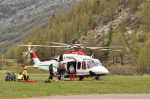 Ricerche del soccorso alpino con il supporto dell'elicottero (Photo courtesy of Ansa.it)