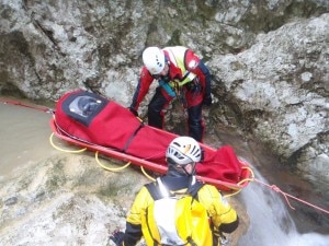 Soccorritori in azione in un torrente (Photo Silvia S.Parasecolo courtesy of www.sasu.it)