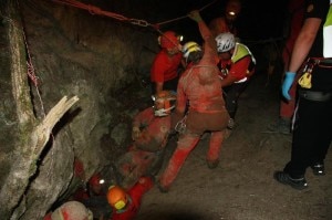 Gli speleologi del Cnsas riescono ad estrarre il proprio compagno dalla grotta (Photo courtesy of Cnsas Emilia Romagna/Cnsas Umbria/Ansa)