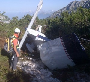 La carcassa dell'aereo come appariva ai soccorritori questa mattina (Photo courtesy of Cnsas Veneto)