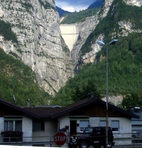 Longarone e alle spalle la diga del Vajont (Photo courtesy of commons.wikimedia.org)