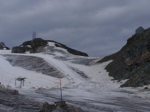 Il valico alpino del Colle del Teodulo e sulla destra il Rifugio Teodulo (Photo courtesy of commons.wikimedia.org)