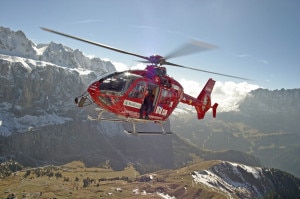 L'elicottero dell'Aiut Alpin Dolomites è intervenuto sul luogo dell'incidente (Photo Roland Oster courtesy of www.aiut-alpin-dolomites.com)