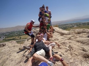 I dodici giovani alpinisti Cai e alcuni dei loro accompagnatori durante la spedizione sull'Ararat (Photo courtesy of Cai)