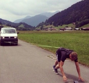 Un atleta della squadra di sci svizzera sta per iniziare il traino di un autoveicolo (Photo courtesy of FIS twitter account)