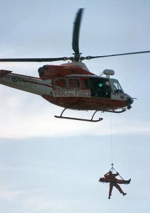 Elicottero dei Vigili del Fuoco in azione (Photo courtesy of commons.wikimedia.org)