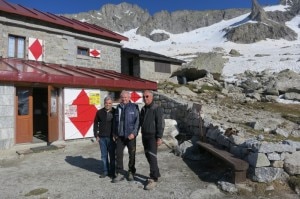 Il rifugista Giacomo Fiorelli, il presidente di Cobat Giancarlo Morandi e Marco Tieghi Vice Presidente CAI Milano