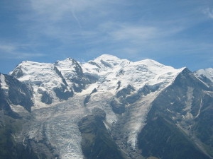 Il ghiacciaio dei Bossons, a sinistra, sul versante francese del Monte Bianco (Photo courtesy of commons.wikimedia.org)