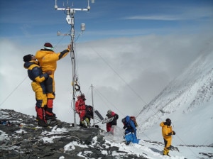 Nardi e Bernasconi nel montaggio stazione Colle Sud