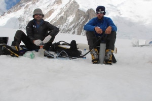 Roberto Ambrosini e Umberto Minora filtrano un campione di neve disciolta raccolta nei pressi del campo 1 del Gasherbrum per raccogliere i batteri presenti nella neve