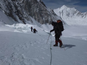 Luigi Bonetti, Astrid Lambrecht e Christoph Mayer salgono in cordata al campo alto verso il Gasherbrum La