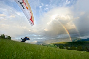 Uno degli atleti della scorsa edizione di Red Bull X-Alps (Photo Felix Woelk/Red Bull Content Pool courtesy of Red Bull) 