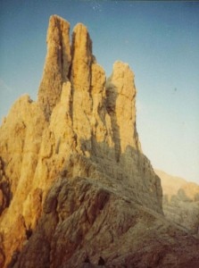 Le torri meridionali del Vajolet, al centro la Torre Stabeler (Photo courtesy of Wikimedia Commons)