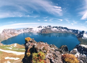 La montagna Baitou o Baekdu è la vetta più alta della penisola coreana e della catena montuosa Baekdudaegan (Photo courtesy of commons.wikimedia.org)