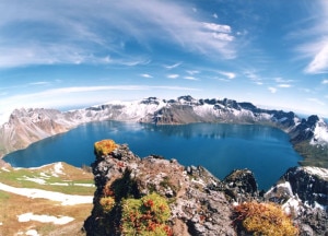 La montagna Baitou o Baekdu è la vetta più alta della penisola coreana e della catena montuosa Baekdudaegan (Photo courtesy of commons.wikimedia.org)