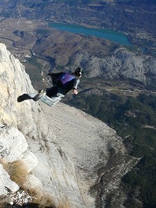 Steph Davis durante un lancio in tuta alare da Brento (Photo courtesy of Wikimedia Commons)