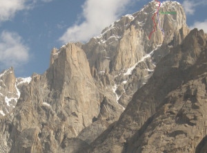 Uli Biaho Sud_in rosso la via dei Ragni, in blu quella dell'88 e in verde il punto del bivacco (photo Dodo Kopold)