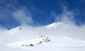 La vetta dell'Elbrus sferzata dai venti (Photo courtesy of Flickr/Wikimedia Commons)