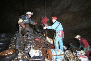 Gli speleologi ripuliscono il Buso di Busa Fonda in Veneto (Photo courtesy of archivio fotografico Società Speleologica Italiana Puliamo il Buio)