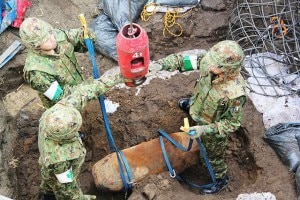 Artificieri durante la bonifica di una bomba (Photo Rikujojieitai Boueisho courtesy of WikiMedia Commons)