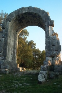 Carsulae_Arco_d'ingresso (photo wikipedia)