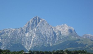 Gran Sasso, a sinistra il Corno Grande e a destra il Corno Piccolo (Photo Rino V. courtesy of Wikimedia Commons)