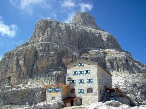 Rifugio Pedrotti sotto la Cima Tosa nelle Dolomiti di Brenta (Photo Alberto - Commons Wikipedia)