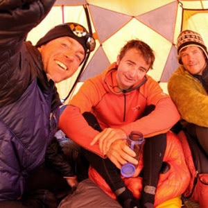 Rob Frost, Ueli Steck e Don Bowie in una foto allo Shisha Pangma (Photo courtesy of Rob Frost www.himalayaspeed.com)