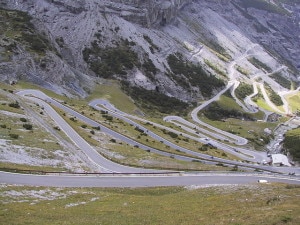 Il versante valtellinese della strada che porta al Passo dello Stelvio (Photo courtesy of Wikimedia Commons)