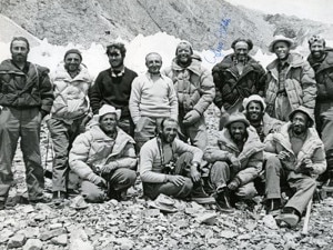 Parte dei componenti della spedizione italiana del 1954 sul K2. Bruno Zanettin è il secondo da sinistra nella fila di uomini in basso (Photo courtesy of  Serafino Cosson/Ignesti Foto/DimensionMontagne)