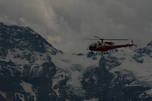 Elicottero dell'Air Glacier durante un intervento (Photo Bernhard Suter courtesy of Wikimedia Commons)