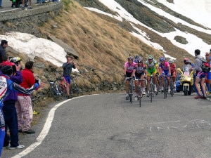 Gli atleti del Giro d'Italia 2006 affrontano la salita al Passo Gavia (Photo Arnaldo Zitti courtesy of WikiMedia Commons)