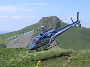Elicottero della Gendarmeria Francese durante un intervento di soccorso in montagna (Photo courtesy of Wikimedia Commons)