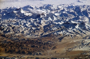 Himalaya visto dal cielo. L'Everest è la montagna più alta al centro. (Photo courtesy of Nasa/Wikimedia Commons)