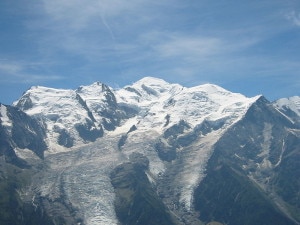 Monte Bianco. A sinistra, nella parte bassa, il ghiacciaio dei Bossons dov'è stata trovata la pellicola (Photo courtesy of Wikimedia Commons)