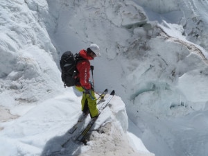 Federico Colli con gli sci sull'Icefall (photo lhotseskichallenge.com)