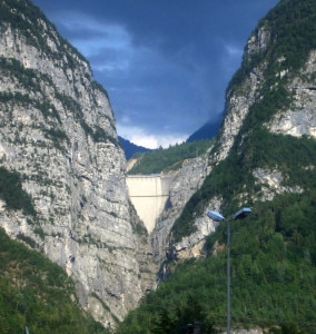 La diga del Vajont vista da Longarone (Photo Commons Wikipedia Emanuele Paolini)